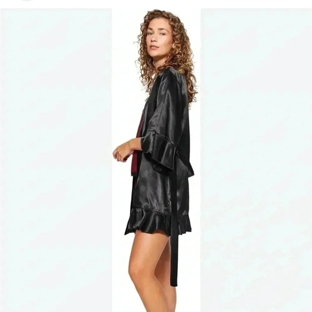 ❤️2/$30❤️[XS]Victoria  Secret Knee Length Vintage Black Satin Robe